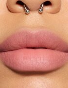 MAC Cosmetics Powder Kiss Lip + Cheek Mousse multifunkcionális smink ajkakra és arcra árnyalat Velvet Teddy 5 ml