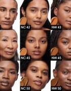 MAC Cosmetics Studio Radiance 24HR Luminous Lift Concealer Mini folyékony korrektor árnyalat NC42 1.8 ml