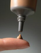 Mádara MÁDARA Skinonym Semi-Matte Peptide tartós alapozó peptidekkel árnyalat Porcelain 10 30 ml