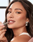 MAYBELLINE NEW YORK Lifter Glaze intenzív hidratáló szájbalzsam magasfényű árnyalat 009 Latte Crush 2.8 g