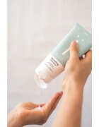 Naif Personal Care Shampoo finom állagú tisztító sampon minden hajtípusra 200 ml