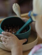 Petite&Mars Take&Match Silicone Bowl tálka tapadókoronggal Misty Green 6 m+ 360 ml