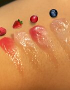 Rude Cosmetics Berry Juicy hidratáló ajakbalzsam árnyalat Strawberry 10 ml