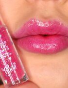 Rude Cosmetics Manga Collection Sparkle Lip Oil tonizáló olaj az ajkakra hidratáló hatással árnyalat Strawberry 4 g