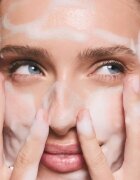 SUNEWMED+ Active Foaming Cleanser Face and Eye Makeup Removal tisztító és szemlemosó hab C vitamin 200 ml