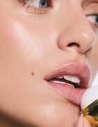 SUNEWMED+ Vanilla Gold Kiss Moisturizing Lip Balm hidratáló ajakbalzsam bambuszvajjal 13 g