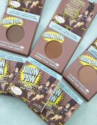theBalm Browpow® Szemöldökpúder praktikus mágneses tokban árnyalat Blonde 1.2 g