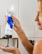 Tomas Arsov Sapphire Blonde Shampoo sampon a sárga tónusok neutralizálására szőkített melírozott hideg szőke hajra 250 ml