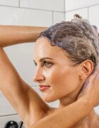 Tomas Arsov Sapphire Blonde Shampoo sampon a sárga tónusok neutralizálására szőkített melírozott hideg szőke hajra 250 ml