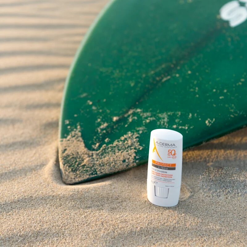 A-Derma Protect X-Trem Invisible Stick védő stift érzékeny területekre SPF 50+ 8 g