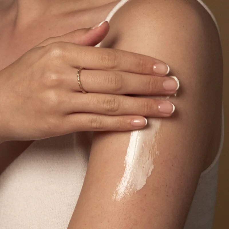 Antipodes Joyful Hand & Body Cream tápláló krém kézre és testre illattal Wild blackcurrant 120 ml