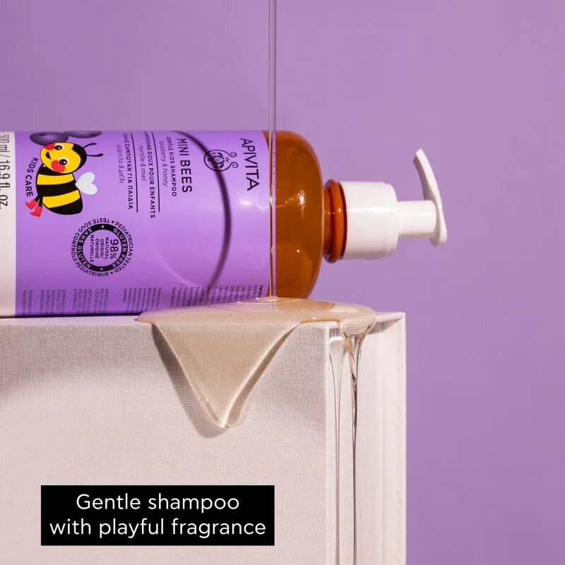 Apivita Mini Bees Gentle Kids Shampoo Blueberry & Honey sampon világos hajra gyermekeknek 500 ml