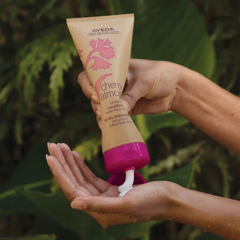 Aveda Cherry Almond Softening Conditioner mélyen tápláló kondicionáló a fénylő és selymes hajért 1000 ml
