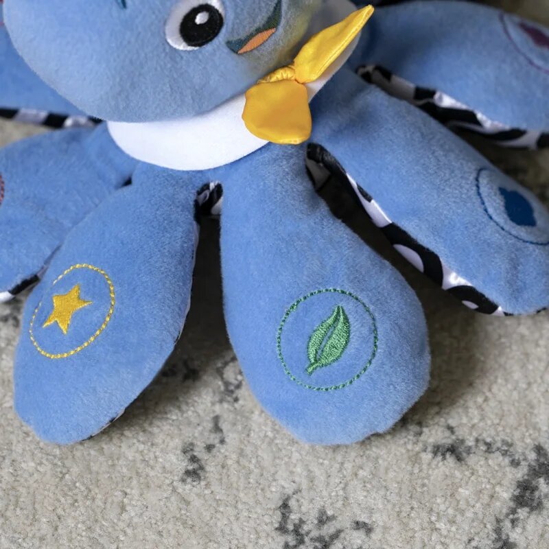 Baby Einstein Octoplush™ zenélő játék 3m+ 1 db