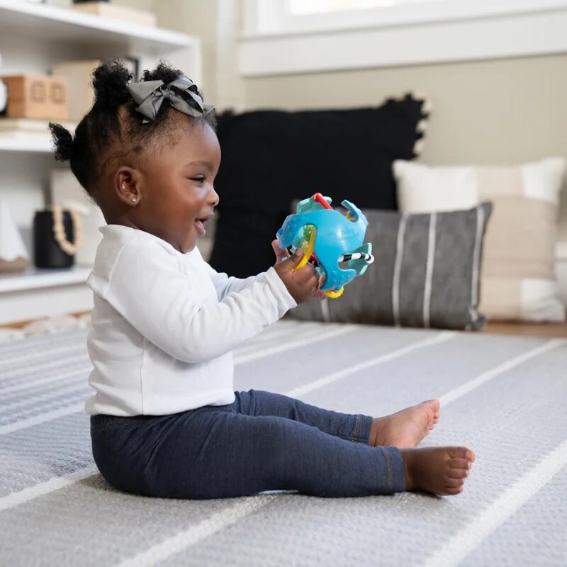 Baby Einstein Rattle & Sense™ szenzoros labda rágókával 3m+ 1 db