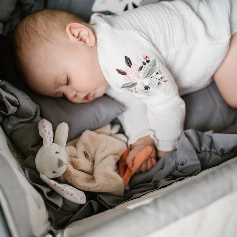 BabyOno Have Fun Baby Bunny alvóka csörgővel 1 db