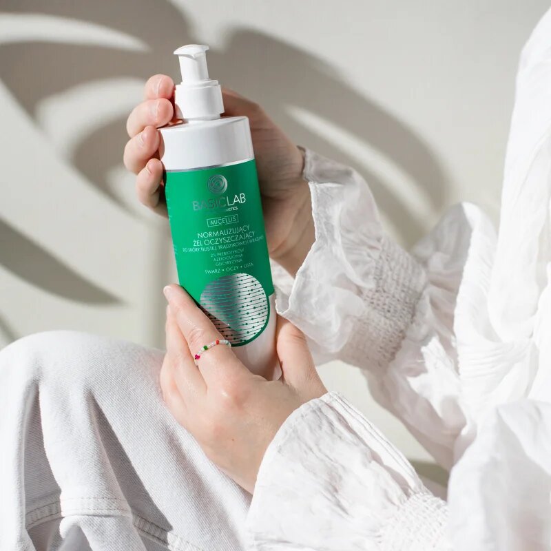 BasicLab Dermocosmetics Micellis normalizáló tisztító gél az aknéra hajlamos zsíros bőrre 300 ml
