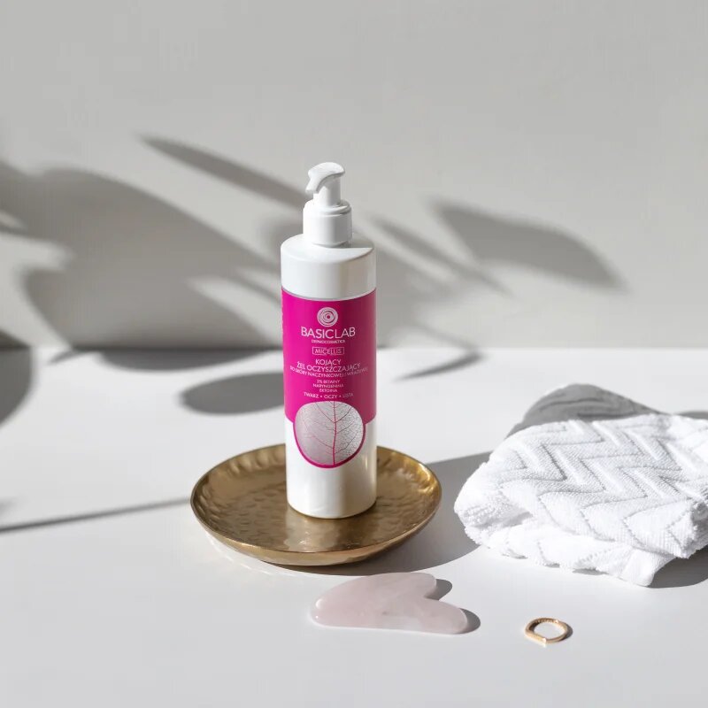 BasicLab Dermocosmetics Micellis nyugtató tisztító gél az érzékeny vörösödésre hajlamos bőrre 300 ml