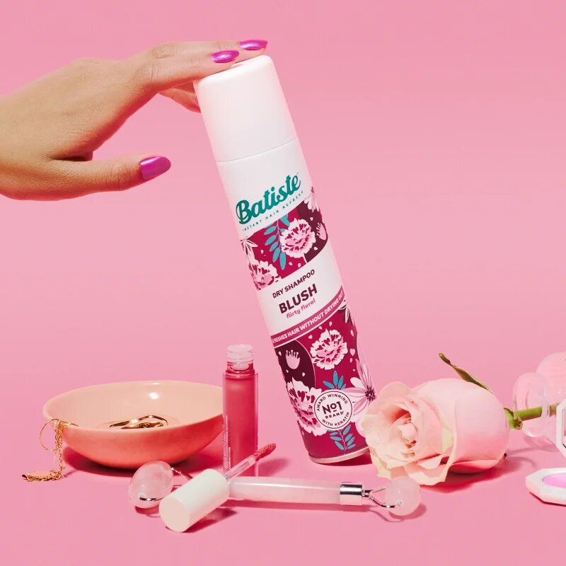 Batiste Blush Flirty Floral száraz sampon dús és fényes hajért 200 ml