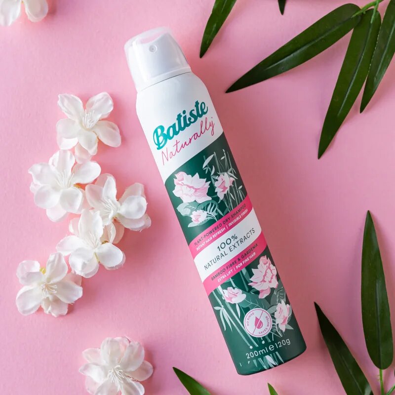 Batiste Naturally Bamboo & Gardenia száraz sampon a felesleges faggyú felszívódásáért és a haj frissítéséért 200 ml