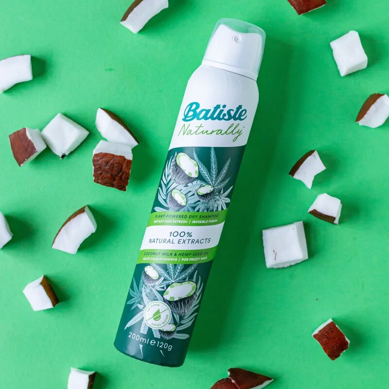 Batiste Naturally Coconut & Hemp száraz sampon a felesleges faggyú felszívódásáért és a haj frissítéséért 200 ml