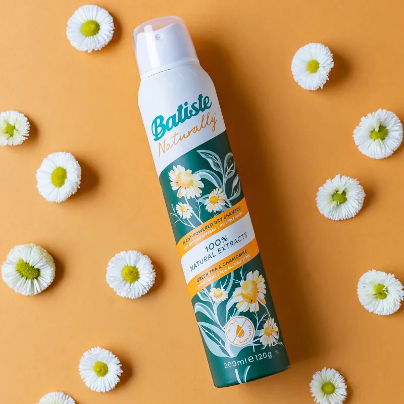 Batiste Naturally Green tea & Chamomile száraz sampon a felesleges faggyú felszívódásáért és a haj frissítéséért 200 ml
