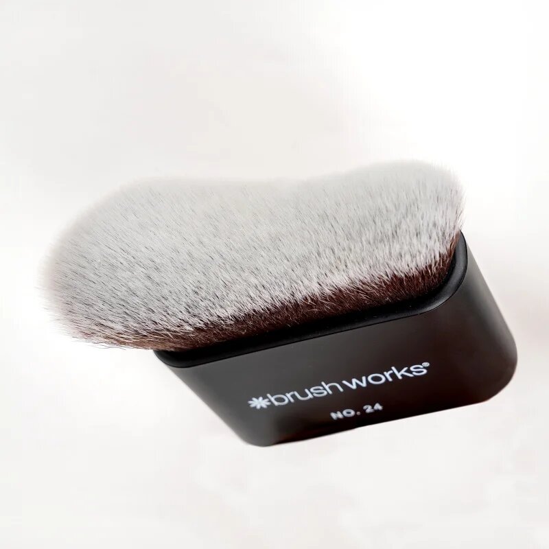 Brushworks Blending Face & Body Brush kabuki ecset testre és arcra típus NO. 24 1 db