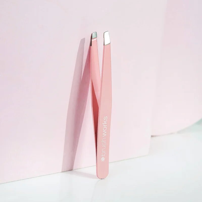 Brushworks Precision Slanted Tweezers ferde végű szemöldökcsipesz 1 db