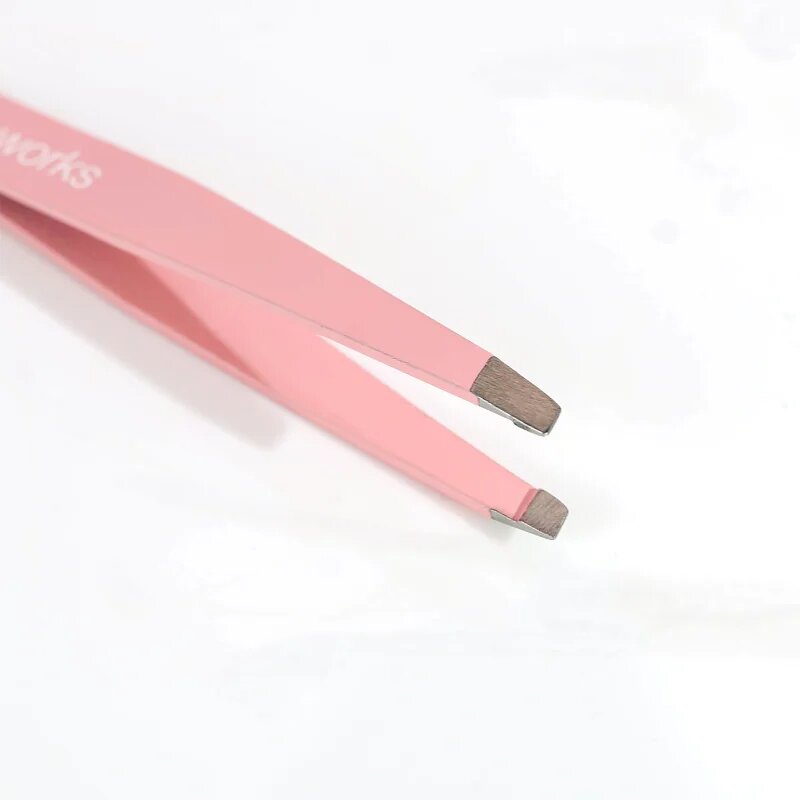 Brushworks Precision Slanted Tweezers ferde végű szemöldökcsipesz 1 db