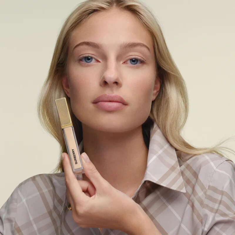 Burberry Beyond Wear Concealer tartós korrektor árnyalat 100 Medium-Deep Neutral 8 ml