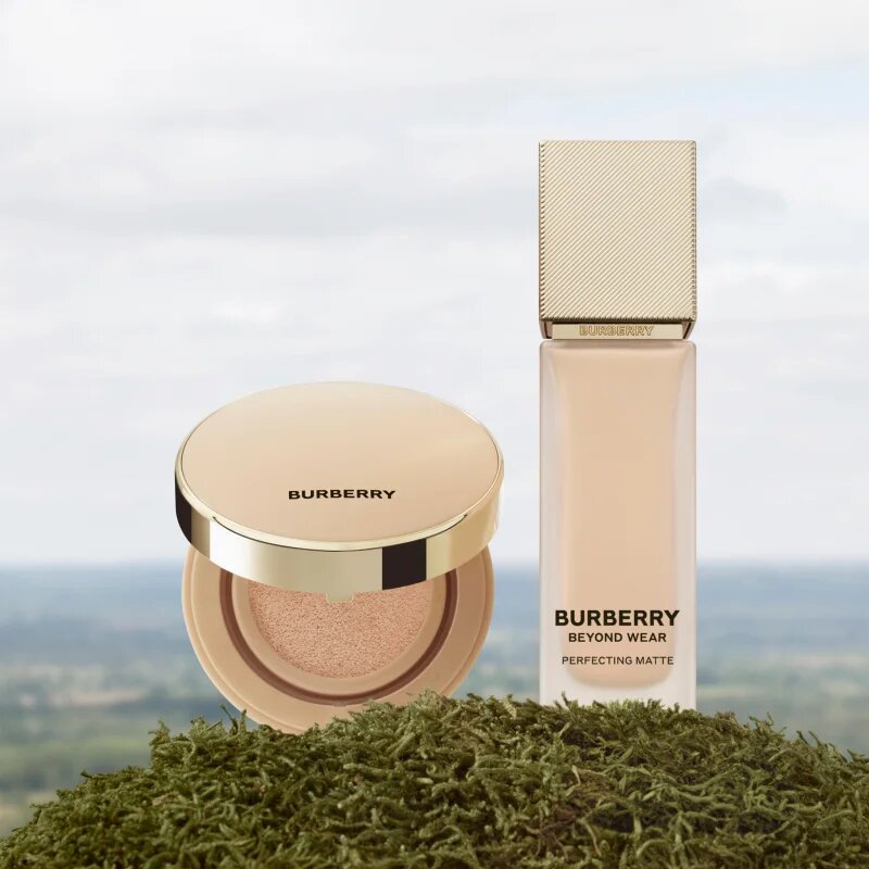Burberry Beyond Wear Perfecting Matte Cushion tartós alapozó sminkszivaccsal SPF 15 árnyalat Fair Warm 10 14 g