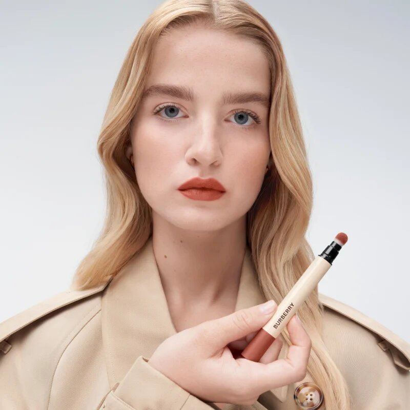 Burberry Brit Matte Veil hidratáló folyékony matt rúzs árnyalat Red Brick 656 3 ml