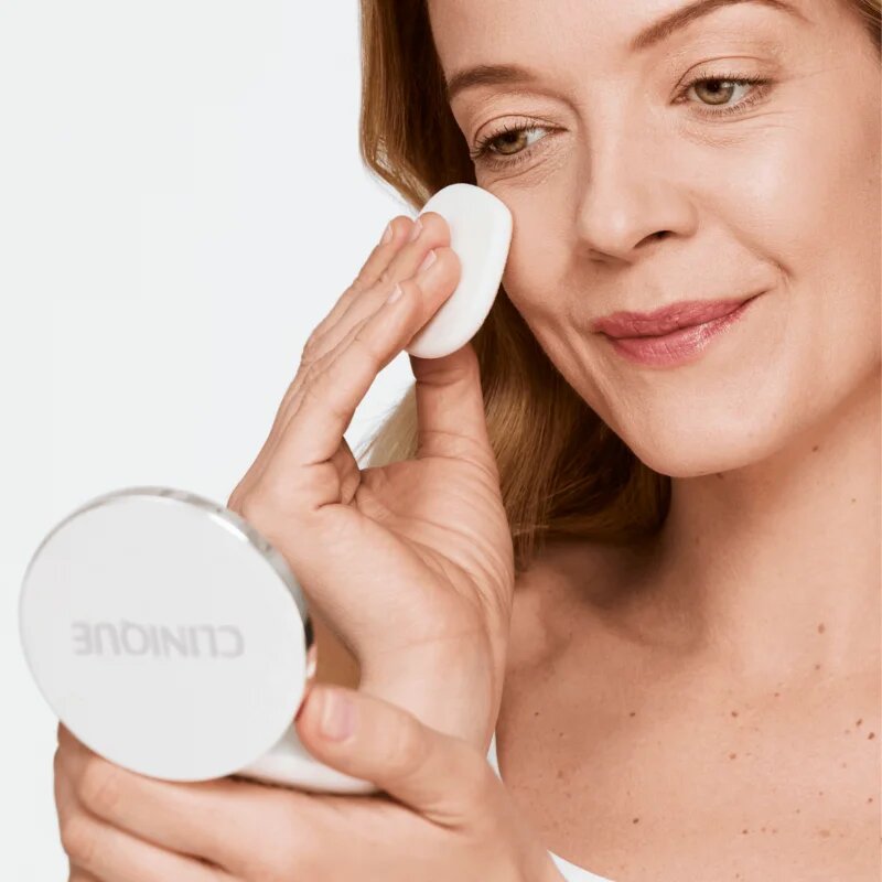 Clinique Beyond Perfecting™ Powder Foundation + Concealer púderes make-up korrektorral 2 az 1-ben árnyalat 09 Neutral 14.5 g