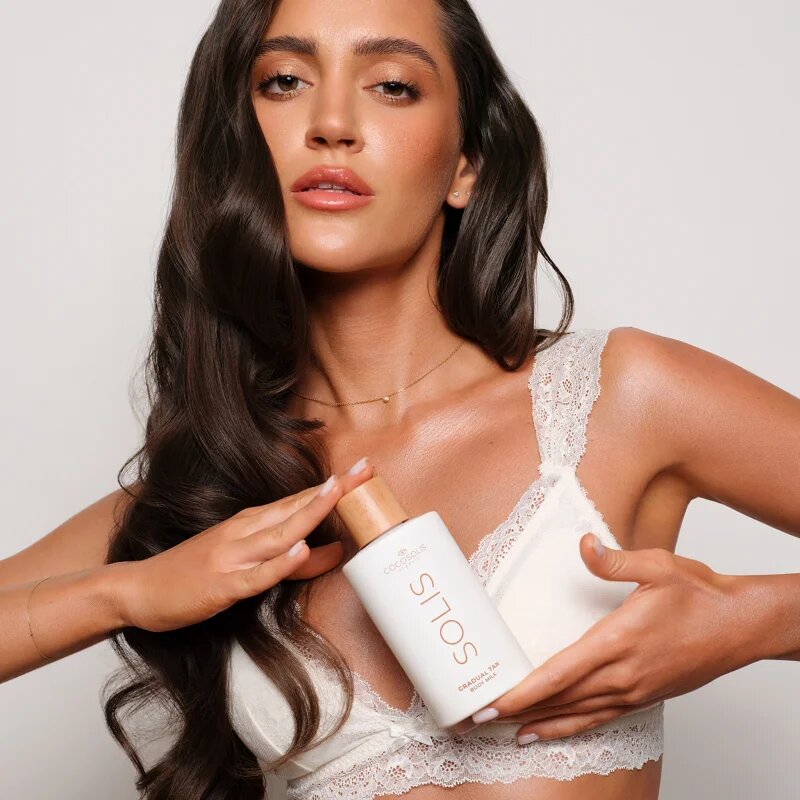 COCOSOLIS SOLIS Gradual Tan Body Milk önbarnító tej a fokozatos barnulásért illattal Caramel Latte 200 ml