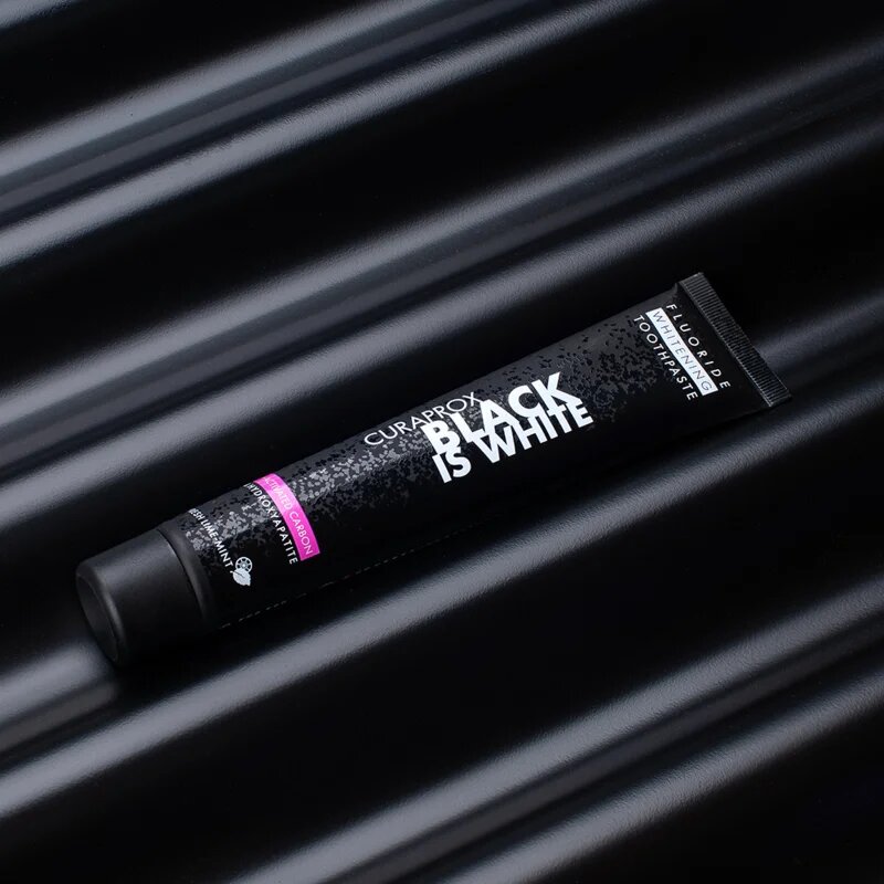 Curaprox Black is White fogfehérítő fogkrém faszénnel hydroxyapatittel íz Fresh Lime-Mint 90 ml