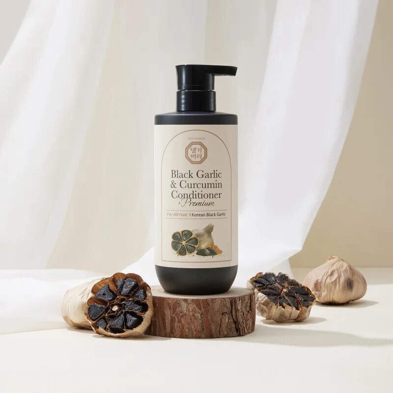 DAENG GI MEO RI Black Garlic & Curcumin Treatment tápláló kondicionáló a dús hajért és a hajvégek töredezése ellen 500 ml