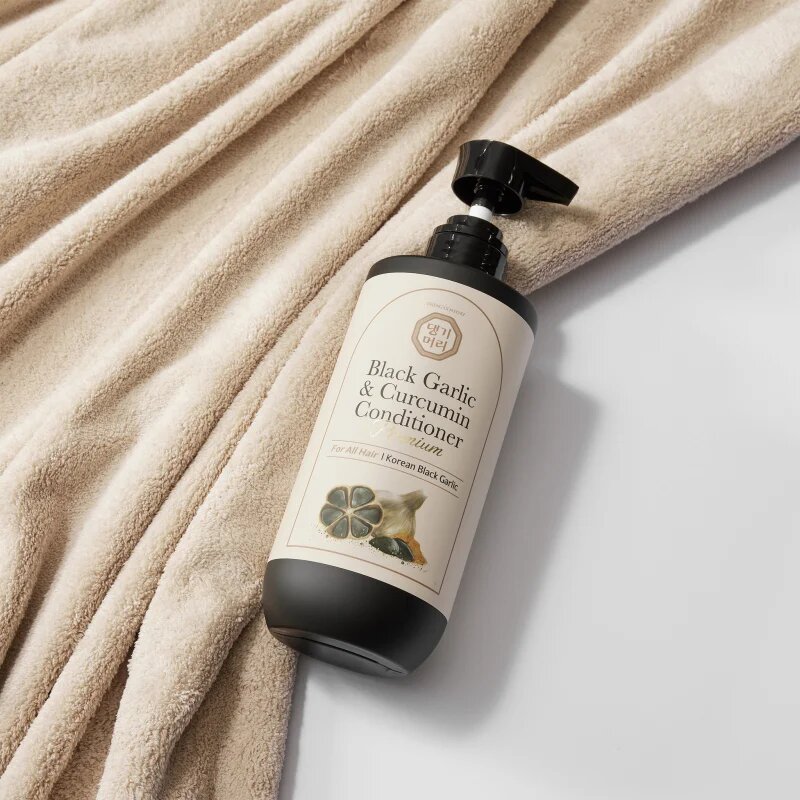 DAENG GI MEO RI Black Garlic & Curcumin Treatment tápláló kondicionáló a dús hajért és a hajvégek töredezése ellen 500 ml