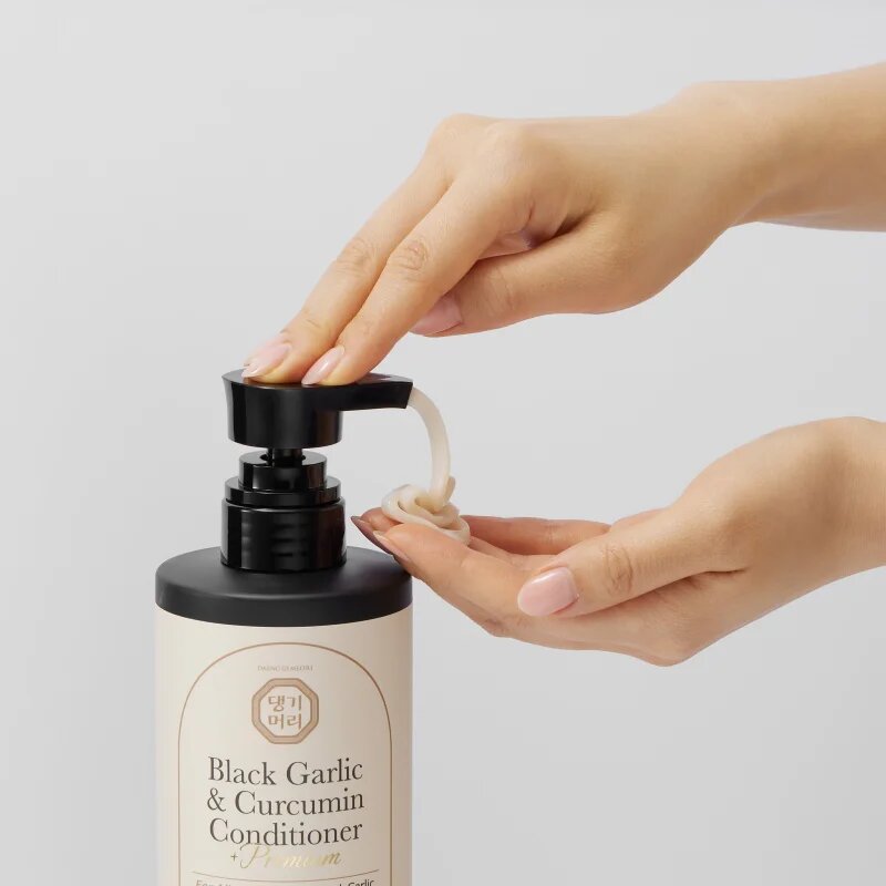 DAENG GI MEO RI Black Garlic & Curcumin Treatment tápláló kondicionáló a dús hajért és a hajvégek töredezése ellen 500 ml