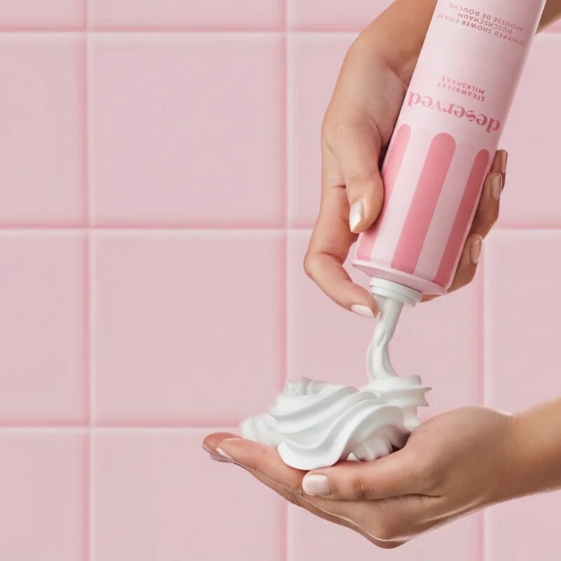 DESERVED Whipped Shower Foam Strawberry Milkshake tusoló hab testre 250 ml