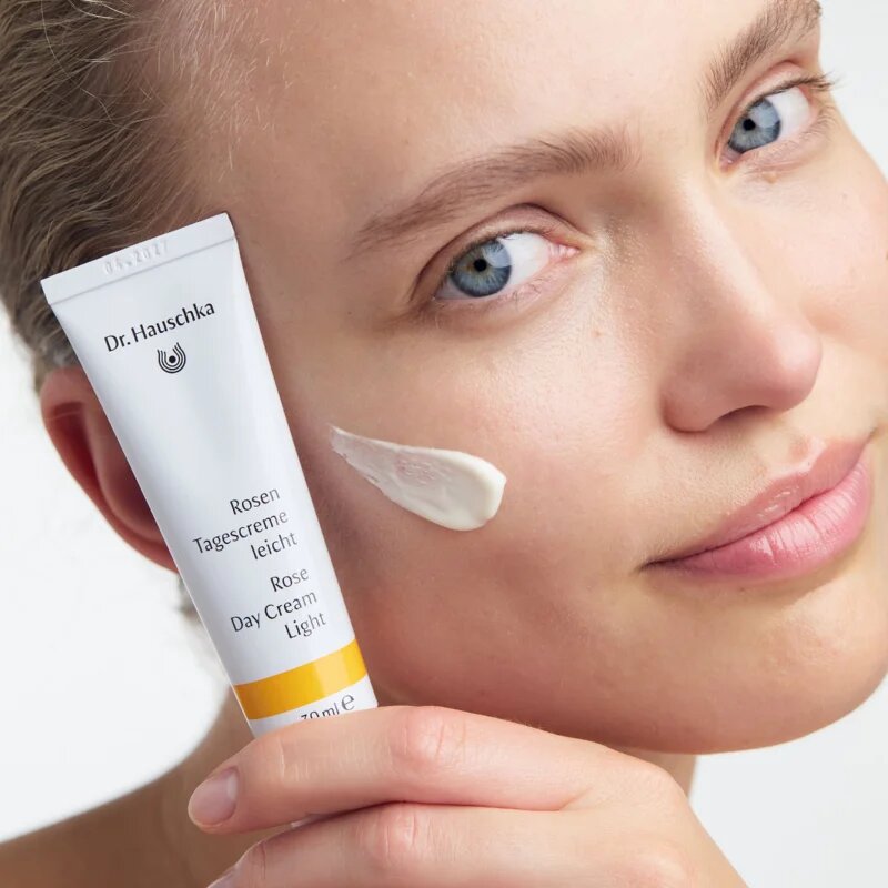 Dr. Hauschka Facial Care könnyű krém rózsából 30 ml