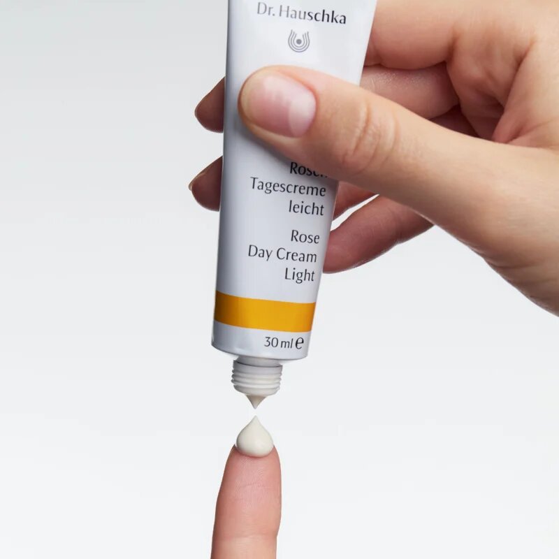 Dr. Hauschka Facial Care könnyű krém rózsából 30 ml
