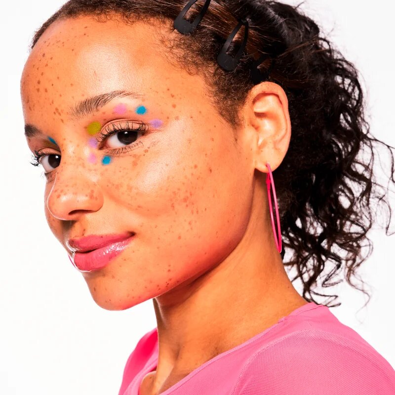 essence BABY GOT HOLO GLOW bőrélénkítő ceruza árnyalat 10 Holy Apricotly 5 g