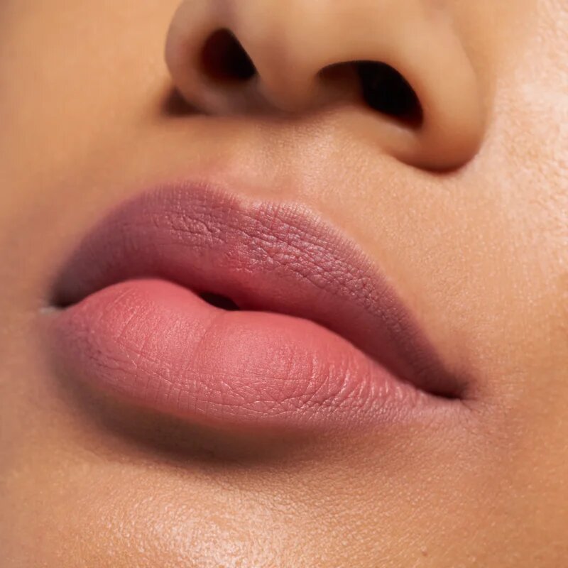 essence Blur Soufflé mattító folyékony rúzs árnyalat 10 Status Toast 3.6 ml