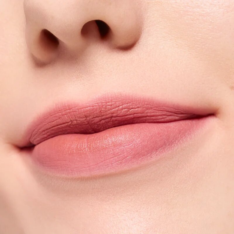 essence Blur Soufflé mattító folyékony rúzs árnyalat 10 Status Toast 3.6 ml