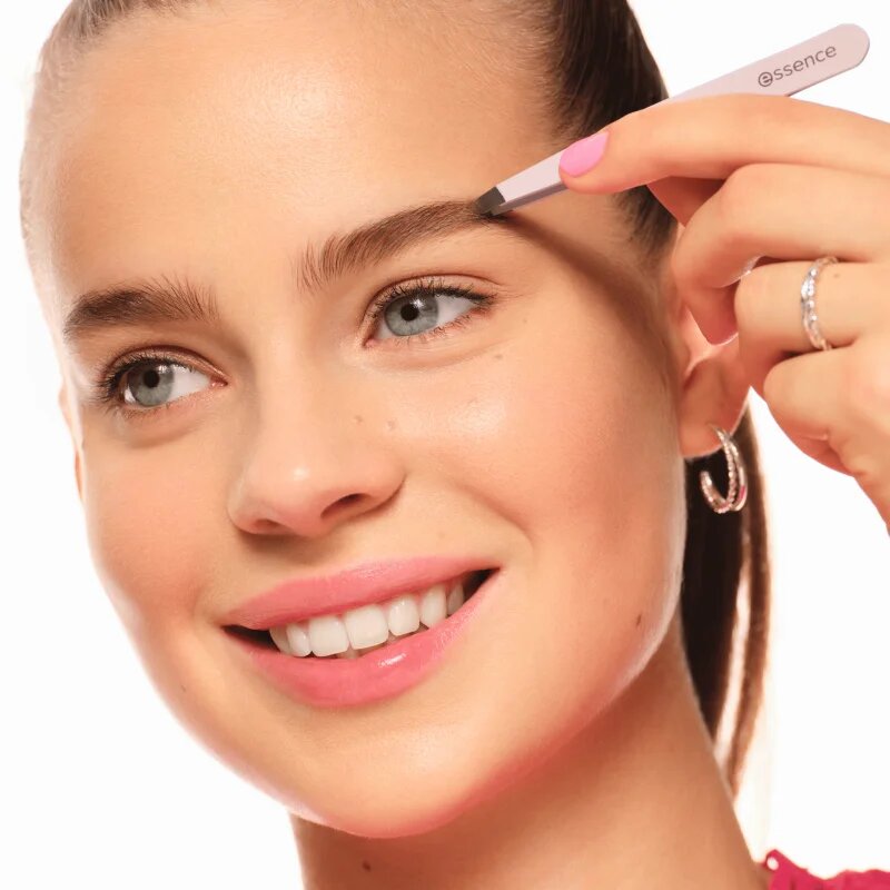 essence Brow Tweezer szemöldökcsipesz szemöldökre 1 db