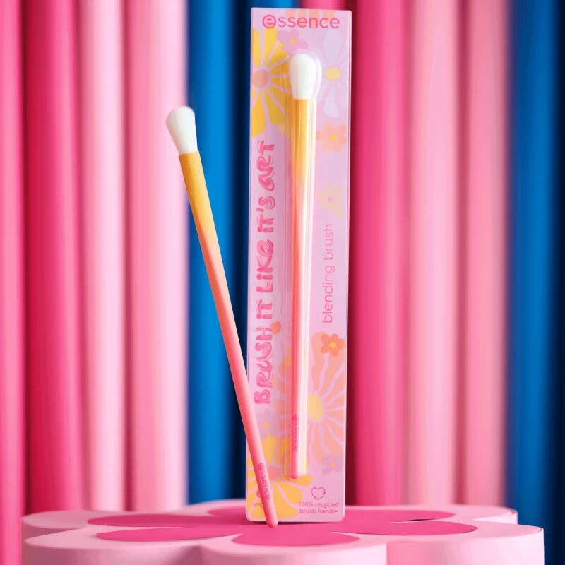 essence BRUSH IT LIKE IT'S ART blending brush blending ecset 01 Blending Is Like Cardio For Artists 1 db