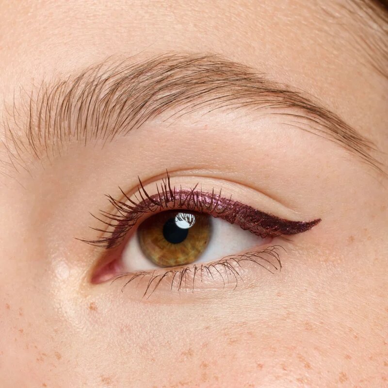 essence COLOUR it! metál hatású folyékony szemhéjtus árnyalat 02 Dark Cherry 3 ml