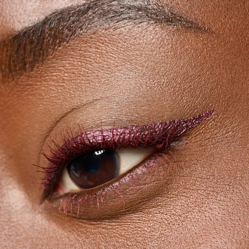 essence COLOUR it! metál hatású folyékony szemhéjtus árnyalat 02 Dark Cherry 3 ml