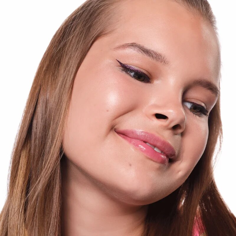 essence COLOUR it! metál hatású folyékony szemhéjtus árnyalat 02 Dark Cherry 3 ml