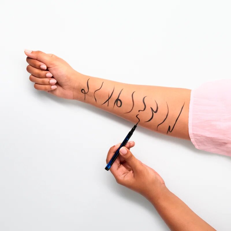 essence Eyeliner Pen szemhéjtus árnyalat 01 Black 1 ml